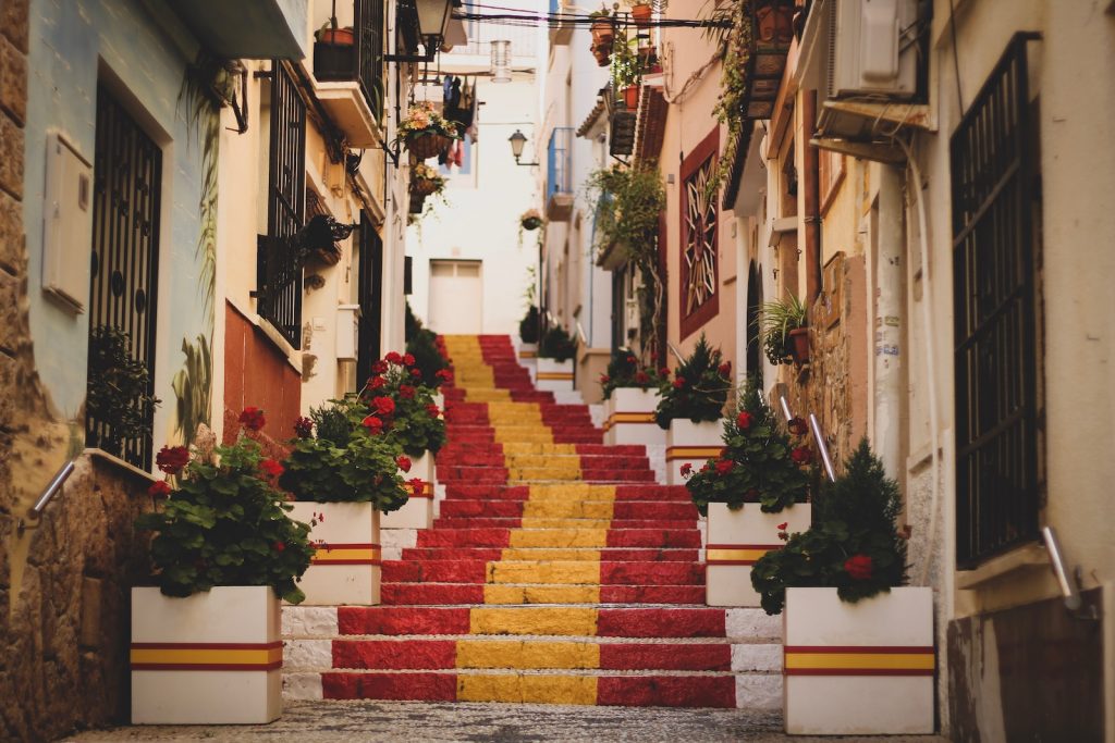 Escaleras con la bandera de españa